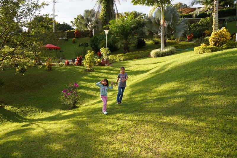 Las niñas jugando en el prado de la finca