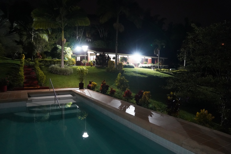 Vista nocturna desde la piscina