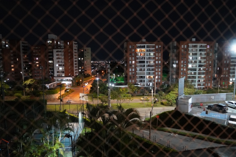 Vista nocturna del apartamento de Angela
