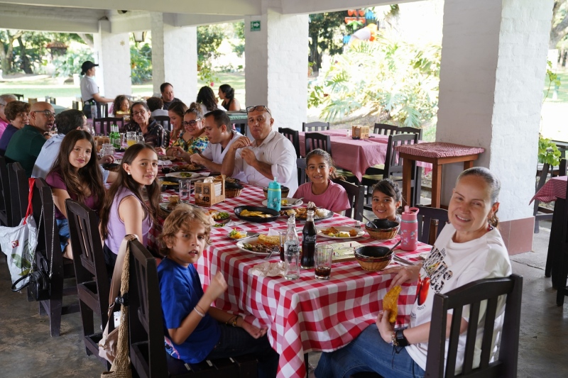 Los jóvenes en la parte oriental de la mesa del banquete