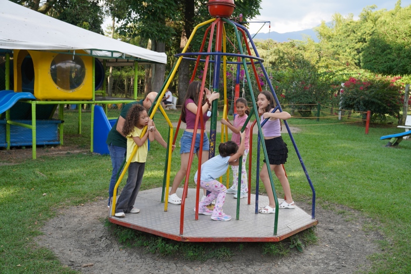 Las damas jovenes on el carrousel
