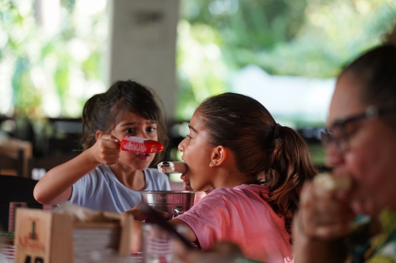Lucia y Leticia disfrutando su helado