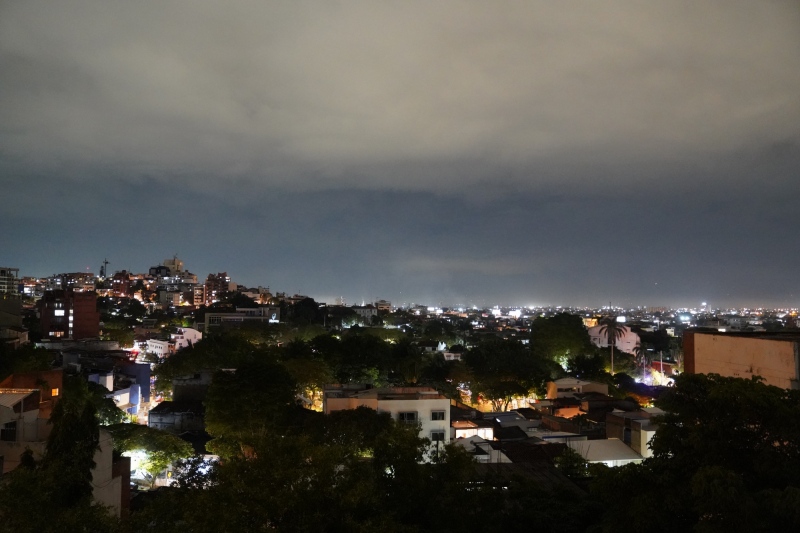 Vista nocturna de mi balcón favorito ( cerveza fría en la mesa, por supuesto )
