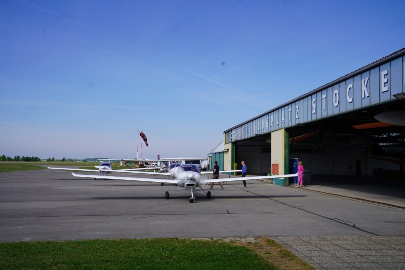 Avioncitos delante del hangar