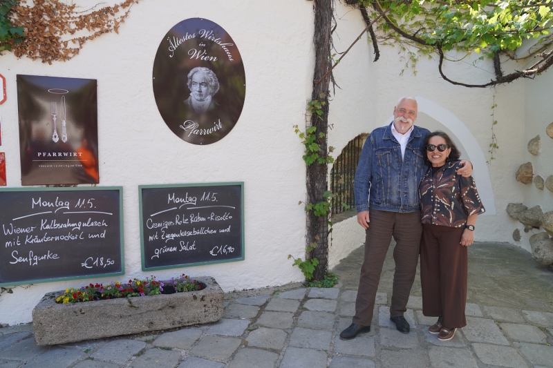 MN&R delante del Restaurante Pfarrwirt donde Beethoven era cliente frecuente