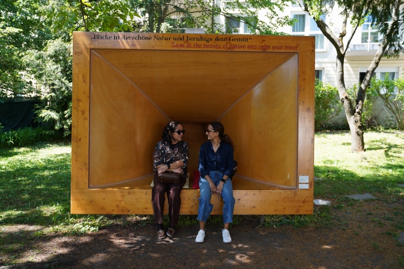 Las damas sentadas