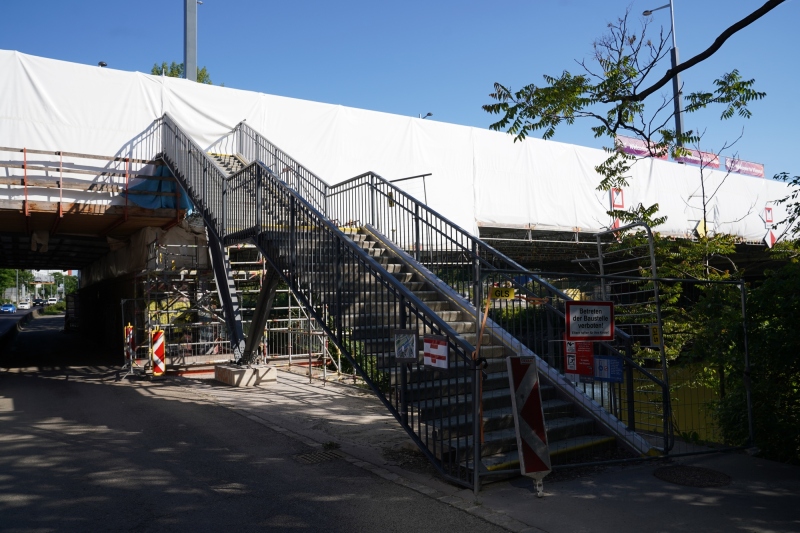 Betont eleganter Stiegenaufgang Schlachthausbrücke ( Entwurf und Detailplanung RG 2019 )