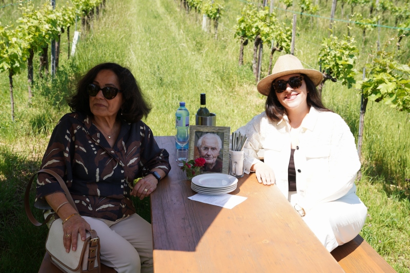Maria Nelly und Camila an seiner Seite