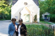 Luz Angela y Maria Nelly frente a la capilla Maria Verde
