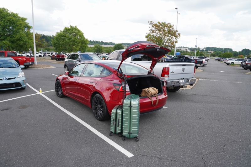 After a short bus drive I found the gorgeous red Tesla I booked just to bring tears to Jan´s eyes