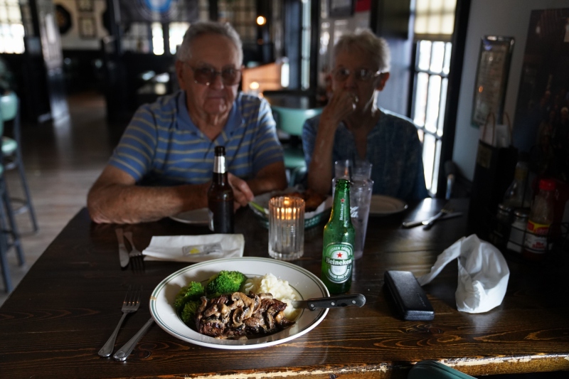 Beer and Steak in Grace O´ Malleys Irish Pub