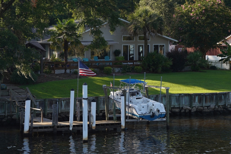 DSC07527_Nice-waterfront-property