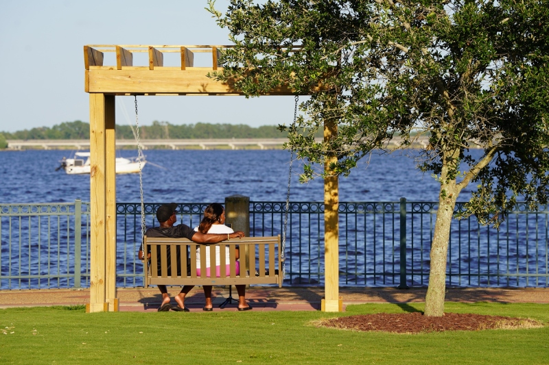Young couple enjoying Sunday at the waterfront