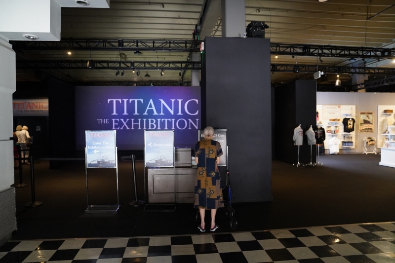 DSC07733_Entering-the-Exhibition