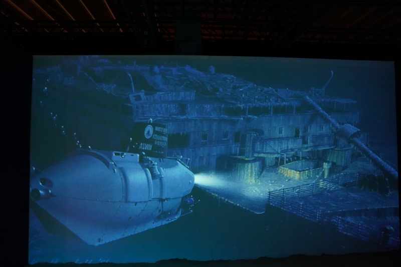 Submarine exploring Titanic wreck in 1985