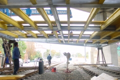 213.s7 Einbau des Holzbelages