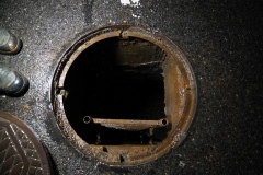 KLB nächtlicher Einstieg in Widerlagerkammer durch Deckel in Fahrbahn