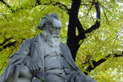 Johannes B. am Karlsplatz